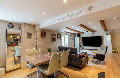 Faverges-Seythenex Casa | Casa de vacaciones "Maison Village Proche Lac d'Annecy" con terraza privada y Wi-Fi