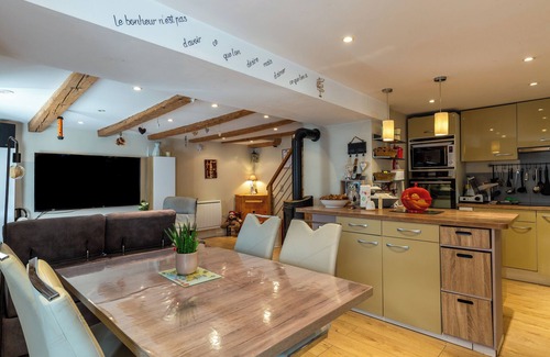 Faverges-Seythenex Casa | Casa de vacaciones "Maison Village Proche Lac d'Annecy" con terraza privada y Wi-Fi