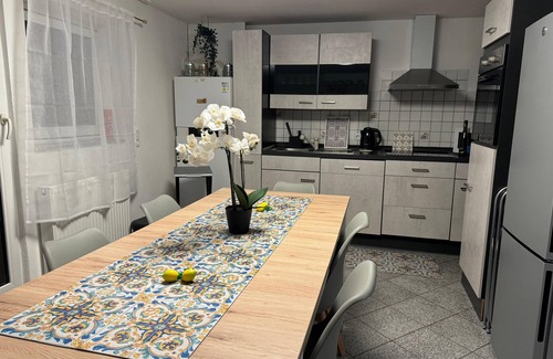 Hechingen Casa | Casa de vacaciones 'Mb Homes Hechingen' con terraza privada y Wi-Fi