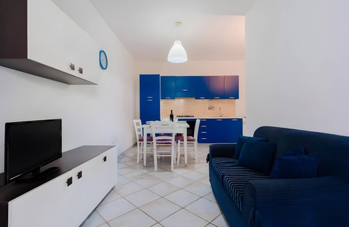 Porto Cesareo Casa | Casa de vacaciones 'Mery Villaggio Chiusurelle' con terraza privada, jardín y aire acondicionado