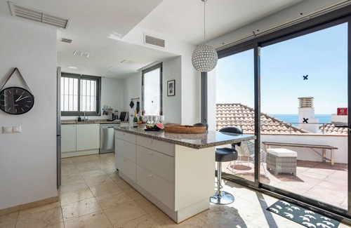 Torreblanca Casa | Casa de vacaciones 'Adosado moderno con vistas impresionantes' con vistas al mar y Wi-Fi