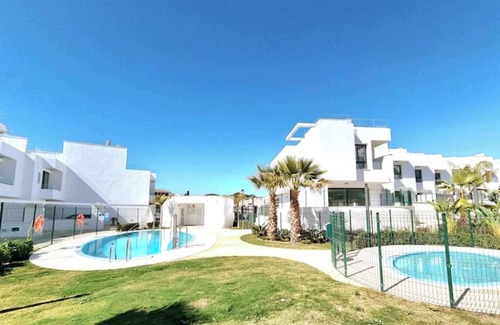 Fuengirola Casa | Casa de vacaciones 'Modern Terrassed House Close Beach' con vistas al mar