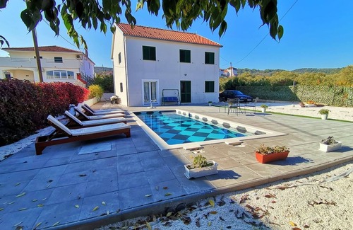 Slatine Casa | Holiday Home Nino con piscina privada