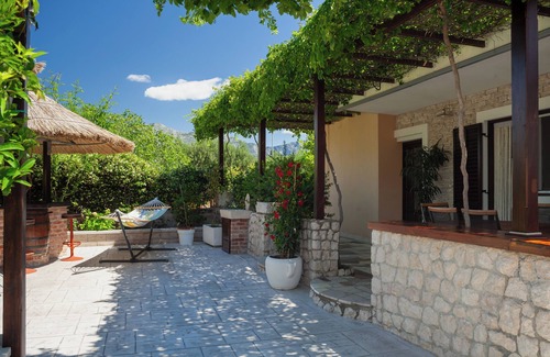 Sucuraj Casa | Holiday home Paula- with hot tub, 200m from the beach