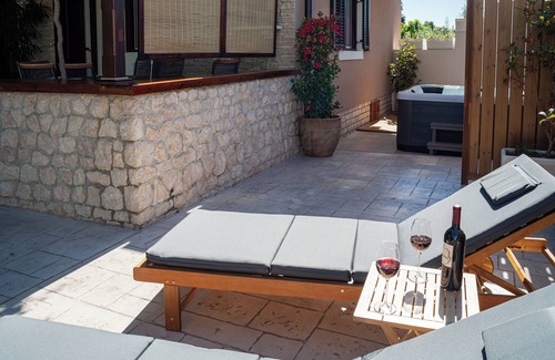 Sucuraj Casa | Holiday home Paula- with hot tub, 200m from the beach