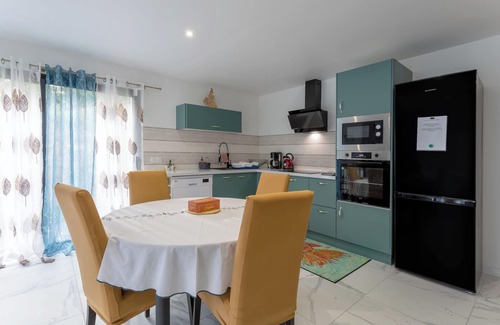 Quimper Casa | Holiday Home 'Petite Maison Indépendante' with Wi-Fi