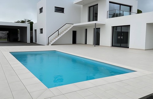 Angra do Heroismo Apartamento | Casa de vacaciones 'Bella Casa' con vistas a la montaña, piscina y aire acondicionado