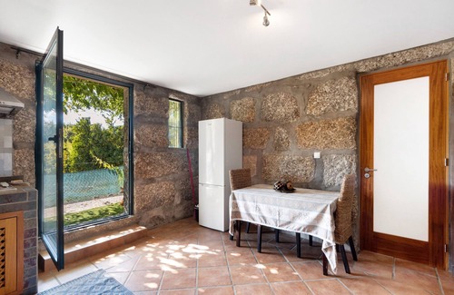 Beijos Casa | Casa de Vacaciones 'Casa De Andrães Pomar' con Piscina Compartida, Terraza Privada y Wi-Fi