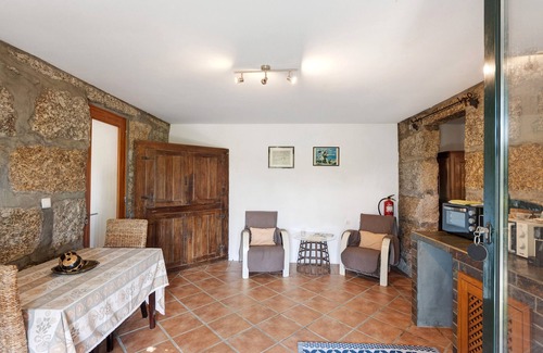 Beijos Casa | Casa de Vacaciones 'Casa De Andrães Pomar' con Piscina Compartida, Terraza Privada y Wi-Fi