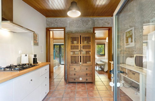 Beijos Casa | Casa de vacaciones 'Casa De Andrães Camélias' con piscina compartida, Wi-Fi y aire acondicionado