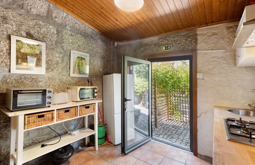 Beijos Casa | Casa de vacaciones 'Casa De Andrães Camélias' con piscina compartida, Wi-Fi y aire acondicionado