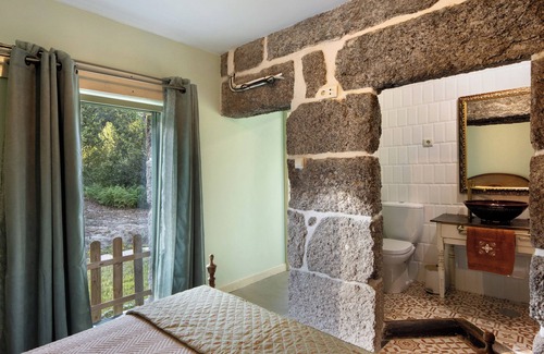 Beijos Casa | Holiday Home 'Quinta De Sabarigos' with Lake View, Private Pool and Wi-Fi