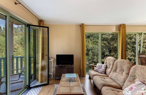 Beijos Casa | Holiday Home 'Quinta De Sabarigos' with Lake View, Private Pool and Wi-Fi