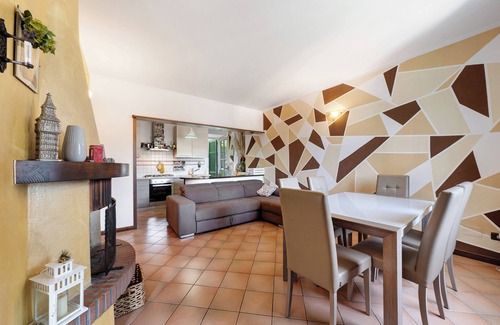 Avegno Casa | Casa de vacaciones 'Rebecca's Home' con vistas a la montaña, jardín privado y Wi-Fi