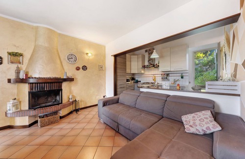 Avegno Casa | Casa de vacaciones 'Rebecca's Home' con vistas a la montaña, jardín privado y Wi-Fi