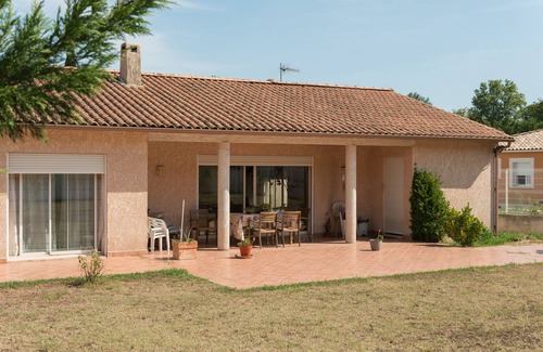 Bedarieux (ornac) Casa | Casa de vacaciones 'River Side' con vistas a la montaña, terraza privada y Wi-Fi