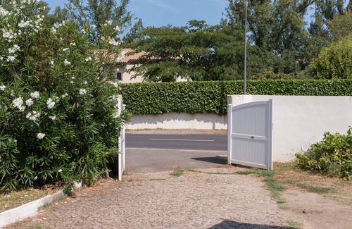 Bedarieux (ornac) Casa | Casa de vacaciones 'River Side' con vistas a la montaña, terraza privada y Wi-Fi
