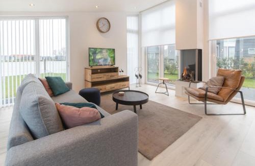 Wemeldinge Casa | Holiday Home Ruisweg 18A by Interhome