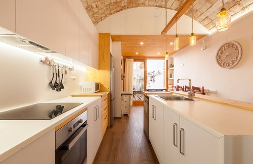 Arenys de Mar Casa | Casa de vacaciones 'Sant Rafel House' con terraza privada y Wi-Fi