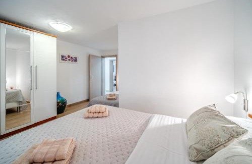 Cove Osibova (Milna) Casa | Holiday Home Sarbunara