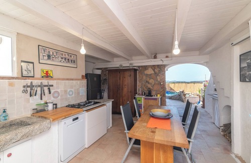 Porto San Paolo Villa | Holiday Home 'Sea House Therapy Sardegna' with Sea View, Private Pool and Wi-Fi