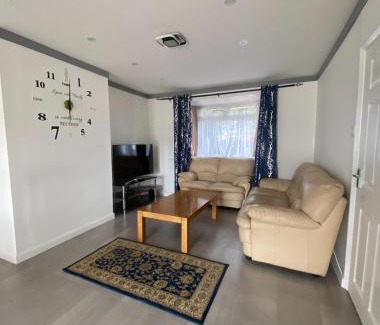 North Greenford Casa | Holiday Home Short Distance from Heathrow Airport and Central London
