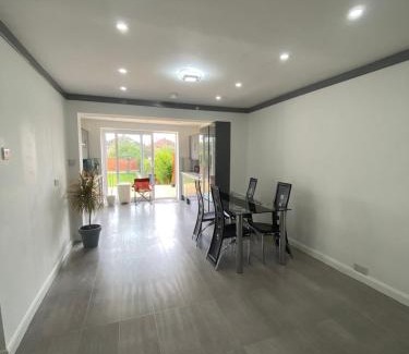 North Greenford Casa | Holiday Home Short Distance from Heathrow Airport and Central London