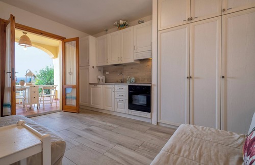 Paduledda Casa | Casa de vacaciones 'Sky View' con vistas al mar, piscina compartida y aire acondicionado