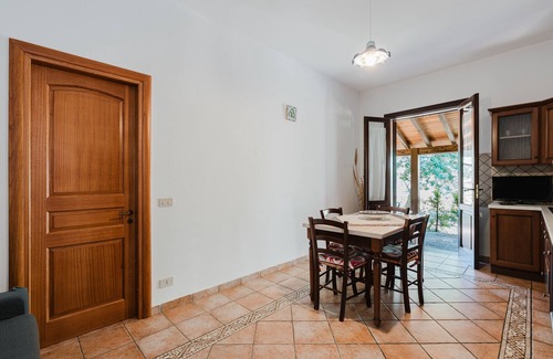 Castelluzzo Casa | Casa de vacaciones 'Tra Il Mare E Gli Ulivi' con vistas a la montaña, Wi-Fi y aire acondicionado