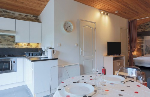 Plouegat-Moysan Casa | Casa de vacaciones 'Ty Ar Dreuz' con terraza privada, jardín compartido y Wi-Fi