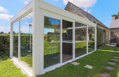 Plouegat-Moysan Casa | Casa de vacaciones 'Ty Ar Dreuz' con terraza privada, jardín compartido y Wi-Fi