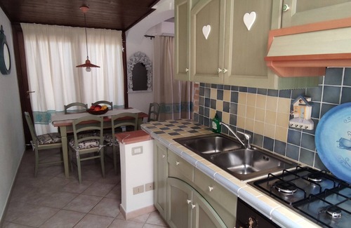 Monte Petrosu Casa | Casa Vacacional 'Villetta Girgolu' con Jardín Privado y Aire Acondicionado