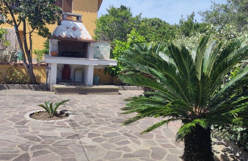 Monte Petrosu Casa | Casa Vacacional 'Villetta Girgolu' con Jardín Privado y Aire Acondicionado