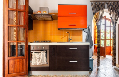 Solanas Casa | Holiday Home 'Villetta Degli Ulivi' with Private Terrace, Private Garden and Air Conditioning