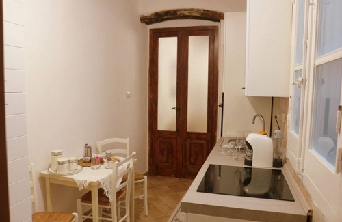 Historic Castle District Apartamento | Holiday Home Virgilio House