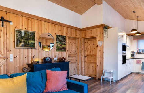 Grebenhain Casa | Casa de vacaciones 'Vogelsberger Zirbenstüberl' con vistas a la montaña, Wi-Fi y aire acondicionado
