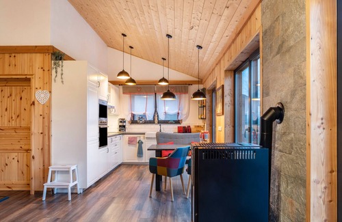 Grebenhain Casa | Casa de vacaciones 'Vogelsberger Zirbenstüberl' con vistas a la montaña, Wi-Fi y aire acondicionado
