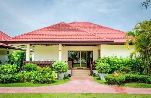 Rayong Cabina | Holiday home with pool, gym and beach access