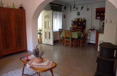 Siofok-Szabadifurdo Casa | Casa vacacional con terraza techada y parrilla