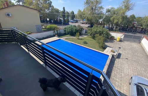 Balatonboglar Casa | Casa vacacional con una piscina al aire libre en la orilla