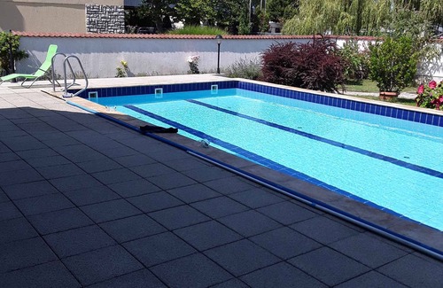 Balatonboglar Casa | Casa vacacional con una piscina al aire libre en la orilla