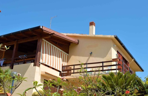 Triscina Casa | Casa vacacional con terraza con vista al mar, aire acondicionado, amplia área de cocina, parrilla y WI-FI!