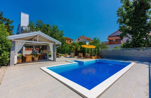Jadranovo Casa | Casa vacacional con piscina exterior y 4 habitaciones