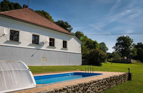 Bezdekov Casa | Casa vacacional con piscina exterior y 2 cocinas