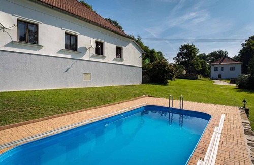 Bezdekov Casa | Casa vacacional con piscina exterior y 2 cocinas
