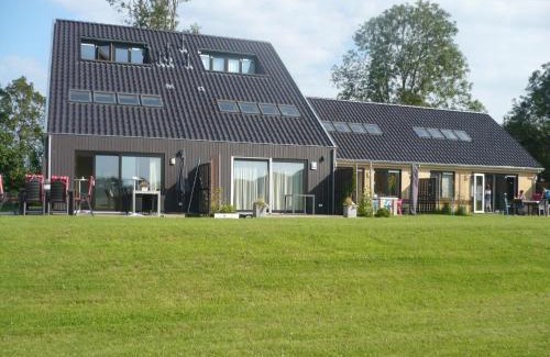 Langweer Casa | holiday home with private terrace, cleaning included