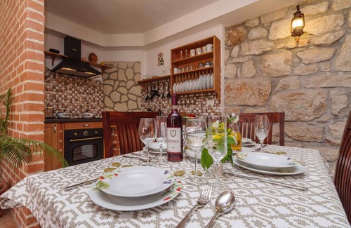 Vinodolska opcina Casa | Casa vacacional con piscina, sauna y aire acondicionado