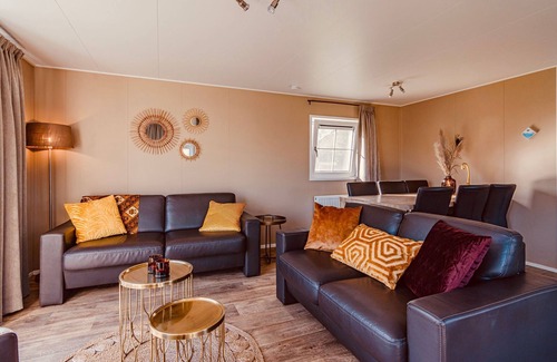 Giethoorn Chalet De Esquí | Holiday home with terrace in Giethoorn