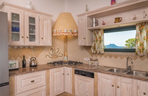 Arzachena Villa | Casa de vacaciones con Wi-Fi, piscina, jardín y vistas al mar; Aparcamiento disponible.