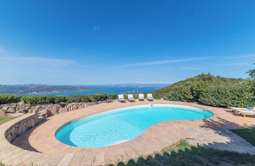 Arzachena Villa | Casa de vacaciones con Wi-Fi, piscina, jardín y vistas al mar; Aparcamiento disponible.
